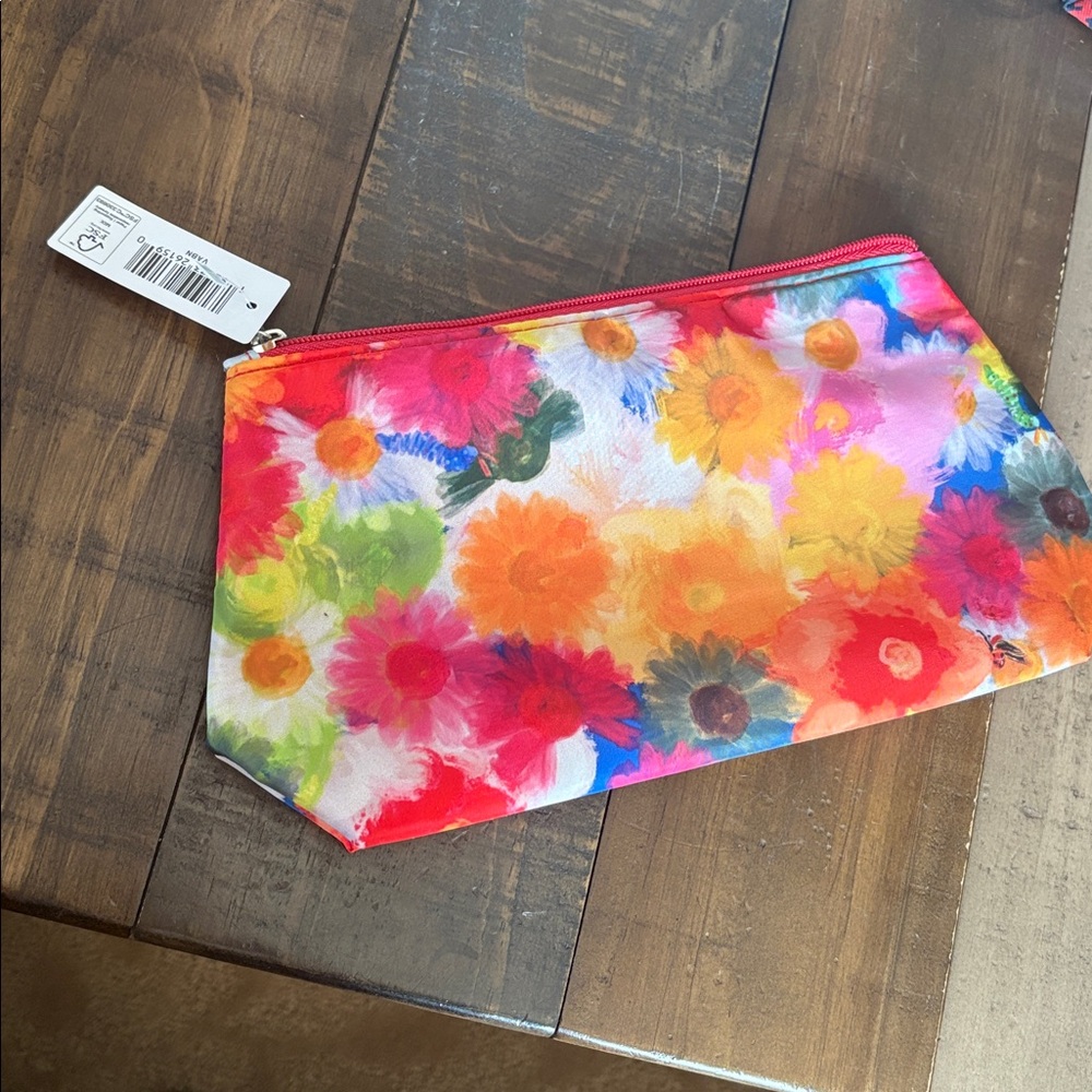Clinique Jonathan Cohen Limited Edition Makeup Bag - Picture 4 of 5